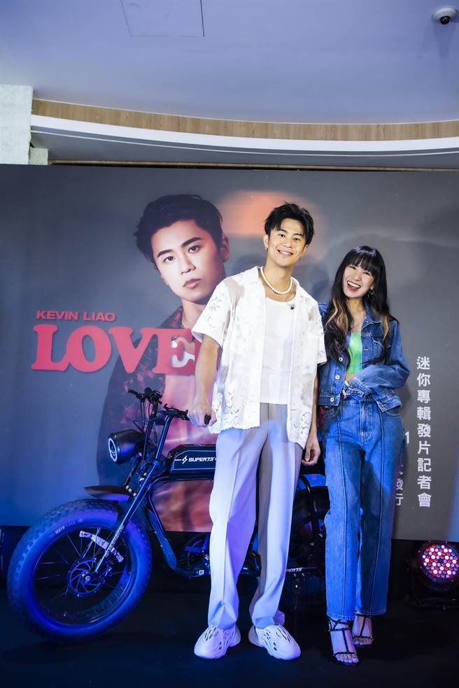廖柏雅（左）举办发片记者会，孙盛希到场力挺。（华纳音乐提供）