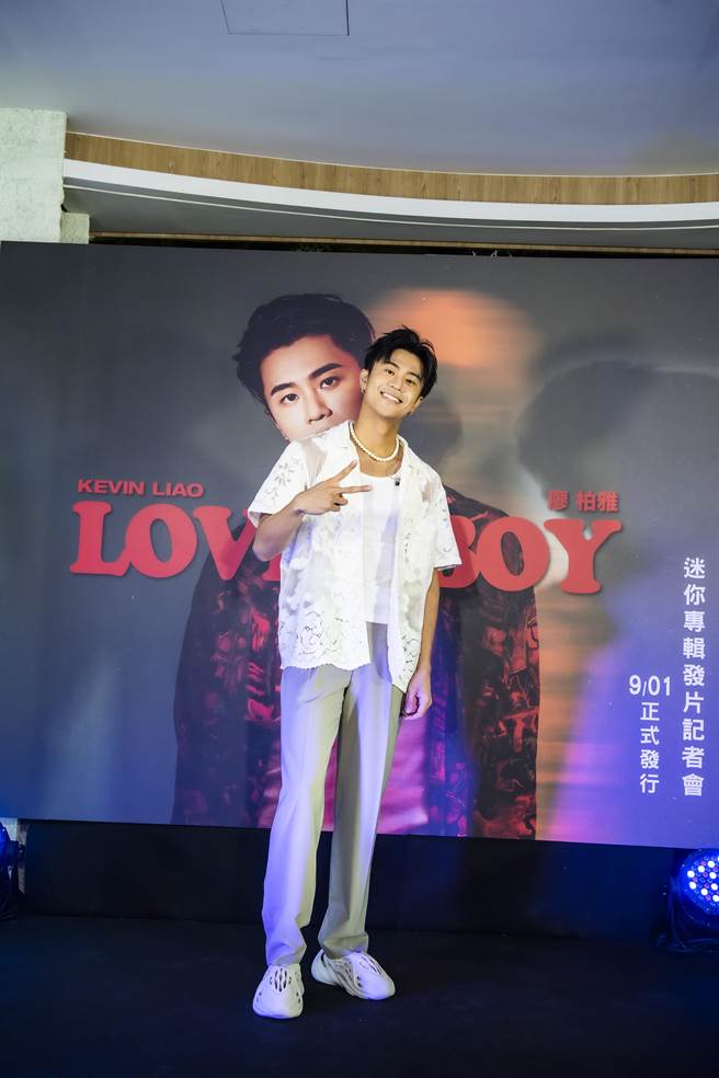 廖柏雅8日举办发片记者会，开心分享近况。（华纳音乐提供）