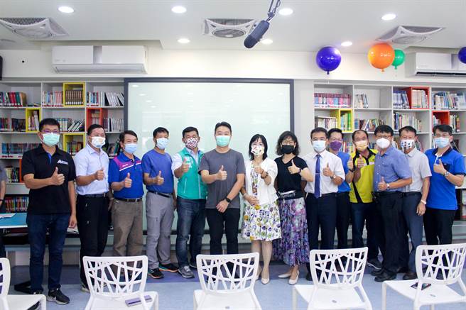 台中市春雨文教基金会再次发起「用爱翻转－助学方案」，资助261名国中小学生，8日举办捐赠仪式。(春雨提供)