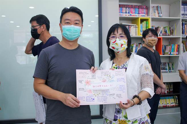 台中市春雨文教基金会再次发起「用爱翻转－助学方案」，资助261名国中小学生，8日举办捐赠仪式。(春雨提供)