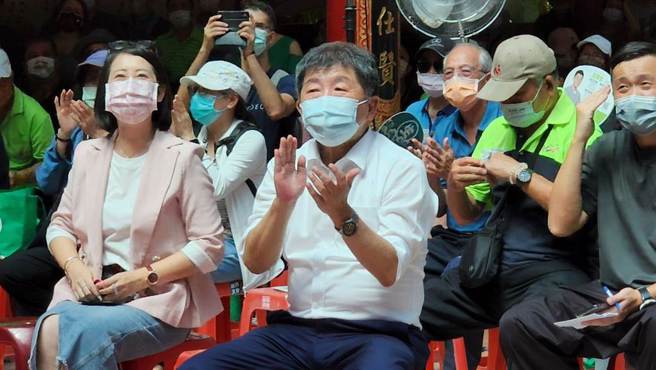 陈时中(中)从宣布参选台北市长起，新潮流立委吴思瑶(左)就担任其竞选总干事。（资料照／黄婉婷摄）