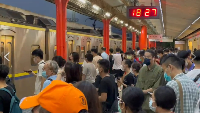 台铁严重误点，彰化火车站不论站内站外都塞满人潮。(图／民眾提供)