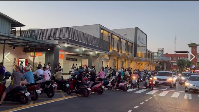 彰化火车站外挤满了等待接送小孩的人潮，家长抱怨等块1小时都还等不到人。(图／民眾提供)