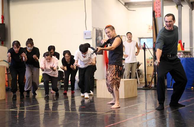 舞台上只有20人，但却能展现万马千军、抵抗外辱的气势，金枝演社酝酿多年作品《西来庵》，由国家文艺奖得主王荣裕担任导演，以日治时期的「西来庵事件」为创作题材，描述地方农民对抗外来政权故事，将在9月下旬登场。（刘宗龙摄）