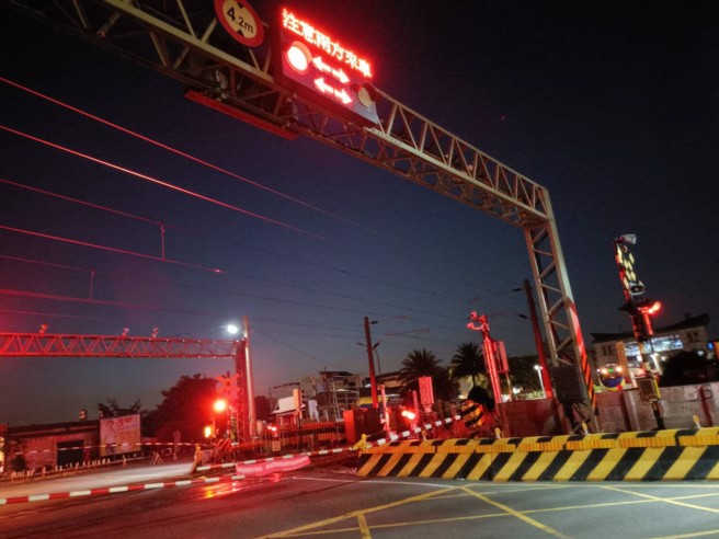 故障的平交道现场，目前封闭中。(图／民眾提供)