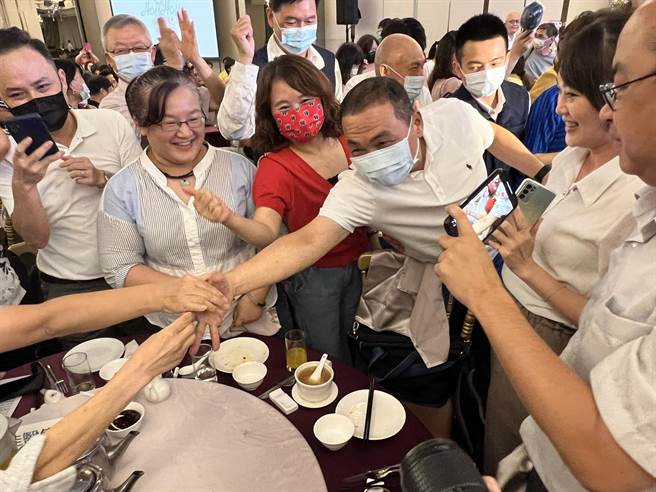 侯友宜长照后援会今晚举行成立大会，长照伙伴争先与侯友宜握手。（王扬杰摄）