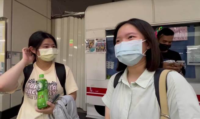 放假背着书包准备回高雄的女学生表示，已经等了数十分钟，但也不知道原因是什么，只能乾等。（民眾提供／吴建辉彰化传真）