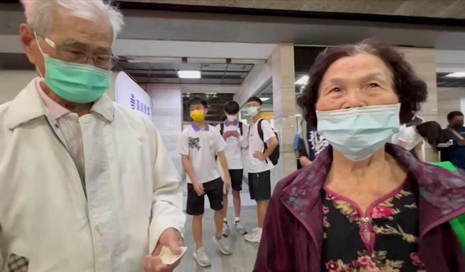 放假背着书包准备回高雄的女学生表示，已经等了数十分钟，但也不知道原因是什么，只能乾等。（民眾提供／吴建辉彰化传真）