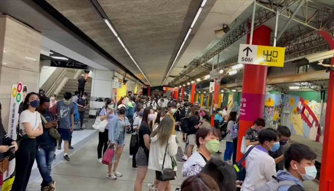  傍晚包括彰化车站，员林车站的月台与广场都挤满等待的人潮。（民眾提供／吴建辉彰化传真）