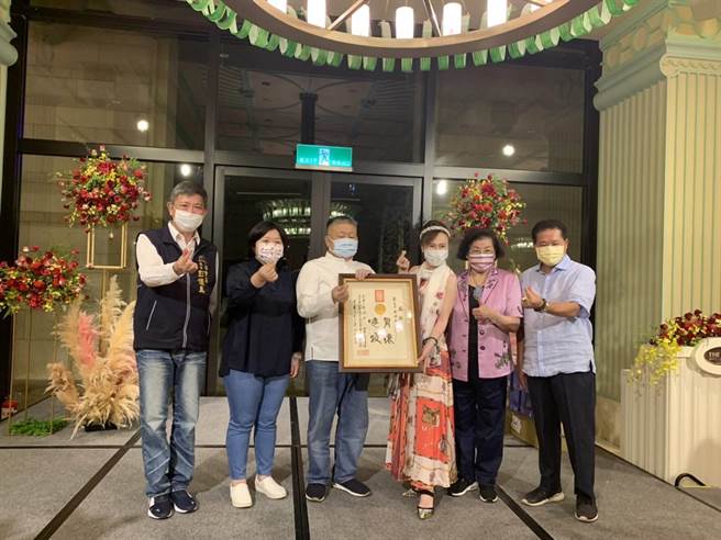 台中林酒店8日晚间举办「疼惜我们的囝仔」公益餐会，邀请社会局局长彭怀真、大甲镇澜宫董事长顏清标、大甲妈社会福利基金会董事长郑铭坤、镇澜儿童家园院长顏莉敏等人一起出席。（林酒店提供／冯惠宜台中传真）