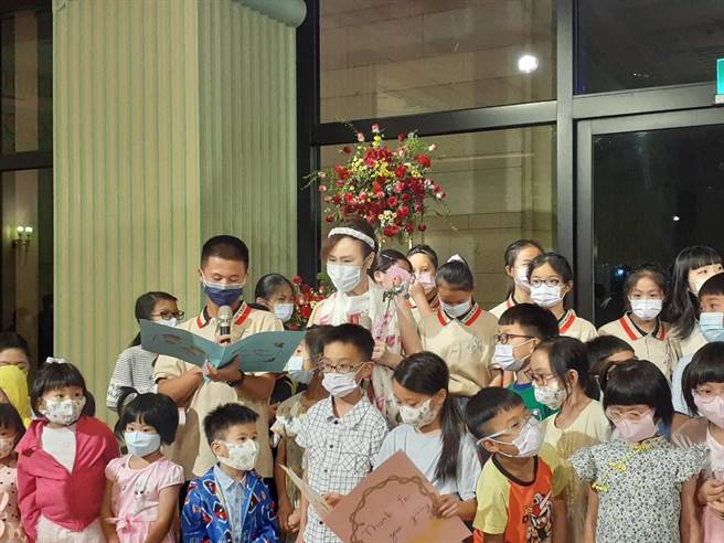台中林酒店8日晚间举办「疼惜我们的囝仔」公益餐会，席间孩子们也藉由感谢卡及手语歌，对林酒店表达感谢。（林酒店提供／冯惠宜台中传真）