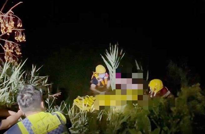 布袋分队前往将人搬运上岸，84岁苏姓妇人已明显死亡。（嘉县消防局提供∕吕妍庭嘉义传真）