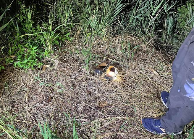 鱼塭旁遗留一双拖鞋，疑似是死者生前所有。（读者提供∕吕妍庭嘉义传真）