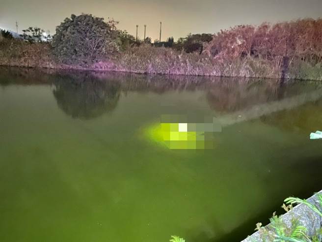 嘉义县消防局今晚间近8点接获警方转报，指布袋镇復兴里一处鱼塭有浮尸。（嘉县消防局提供∕吕妍庭嘉义传真）