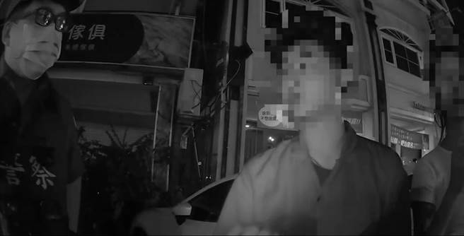 江女因收到网路银行匯款通知，疑似帐户遭骇自动匯款，赶紧向警方报案求助。（翻摄照片／崔正纲高雄传真）