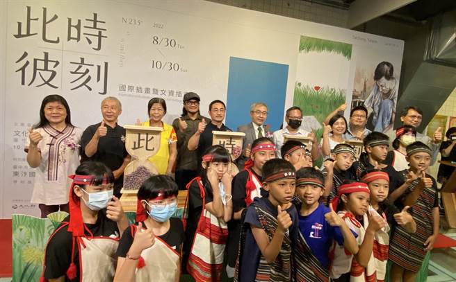 文化部文资局「此时彼刻─国际插画暨文资插画展」8日开展，并以卫星展方式，将艺术教育带进偏乡。（陈淑芬摄）