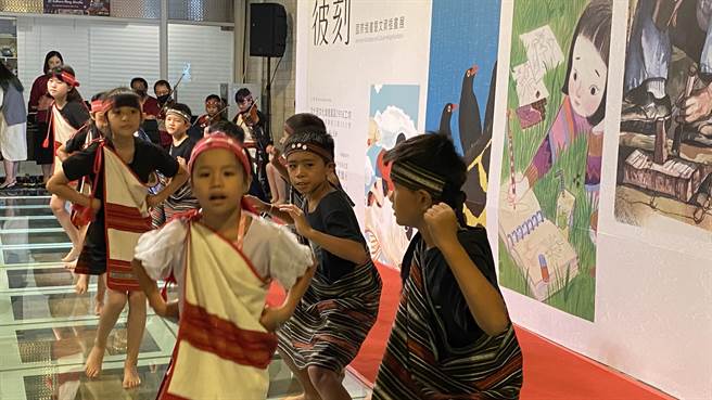 文化部文资局「此时彼刻─国际插画暨文资插画展」8日开展，德芙兰国小学童舞蹈演出炒热气氛。（陈淑芬摄）