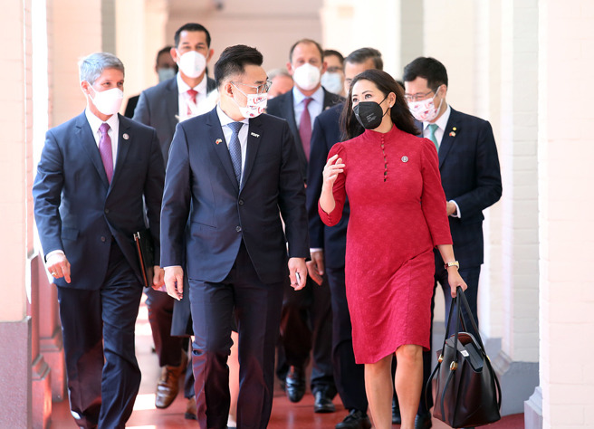 美国民主党籍联邦眾议员墨菲(前排右)率眾议员与立委江启臣(前排左)等人座谈。（姚志平摄）