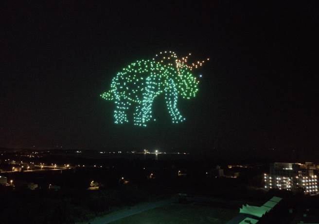 外岛金门今晚又有无人机现踪，但这回不是一水之隔的大陆飞来，而是金门星光节以「星际迷航」为主题的无人机表演，600架编队璀璨升空，点点星光穿梭太湖夜空。（金门县府观光处提供）