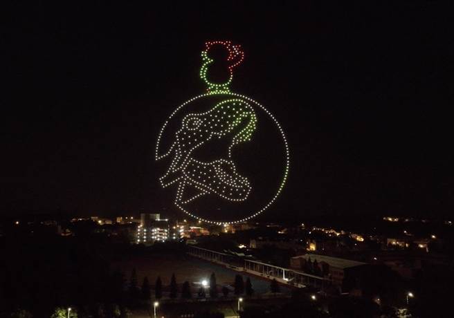 外岛金门今晚又有无人机现踪，但这回不是一水之隔的大陆飞来，而是金门星光节以「星际迷航」为主题的无人机表演，600架编队璀璨升空，点点星光穿梭太湖夜空。（金门县府观光处提供）