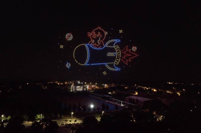 外岛金门今晚又有无人机现踪，但这回不是一水之隔的大陆飞来，而是金门星光节以「星际迷航」为主题的无人机表演，600架编队璀璨升空，点点星光穿梭太湖夜空。（金门县府观光处提供）