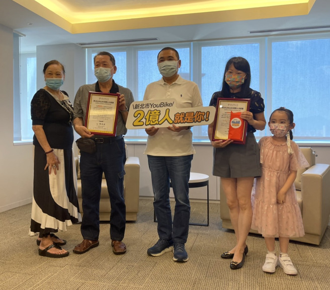 侯友宜与得奖幸运儿及家属合影。（吴志云摄）