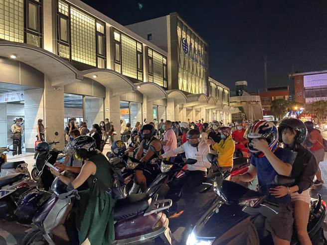 中秋前夕，彰化县员林到大村乡3个平交道号志，8日上午7点多故障，造成南北列车严重延误，到了晚上，超过12个钟头，尚未修復。（吴敏菁摄）