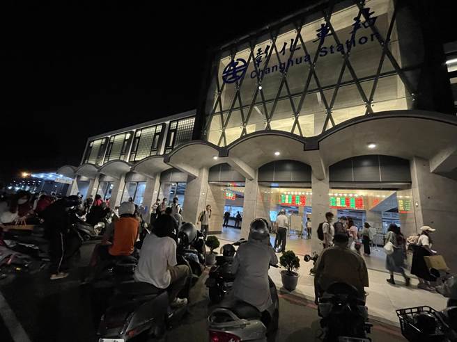 中秋前夕，彰化县员林到大村乡3个平交道号志，8日上午7点多故障，造成南北列车严重延误，到了晚上，超过12个钟头，尚未修復。（吴敏菁摄）