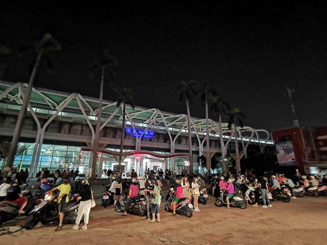 员林车站外广场挤满大批民眾，因为迟迟等不到家人，只能在现场乾等，不断听到民眾接听电话说「原本说要开了，后来又停了」、「要不要乾脆用走的」。(吴建辉摄)