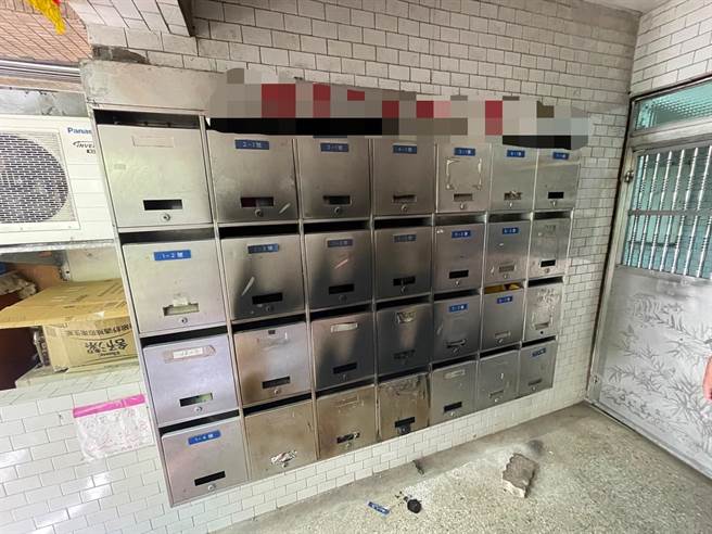 简女至前夫住处纵火，造成信箱遭熏黑。（警方提供）
