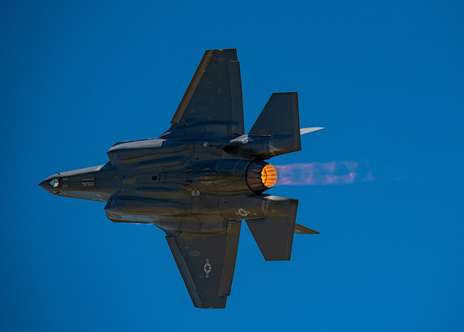 开启后燃器的F-35，虽然F135引擎推力大，但是对气动力较肥厚的F-35来说仍然有些吃力。(图/美国空军)
