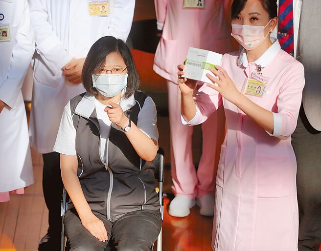 高端疫苗提出保护效益评估报告，国民党立委赖士葆质疑，分析样本组合中，「只打高端」的人数只占4％，如何证明效益？图为蔡英文总统3剂都注射高端疫苗。（本报资料照片）