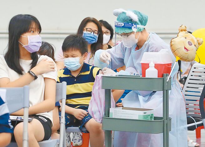 ACIP委员认为，病毒每半年就产生变异，次世代疫苗的研发就是和病毒赛跑，恐怕等不了临床试验结果出炉。图为民眾打疫苗示意图。（本报资料照片）