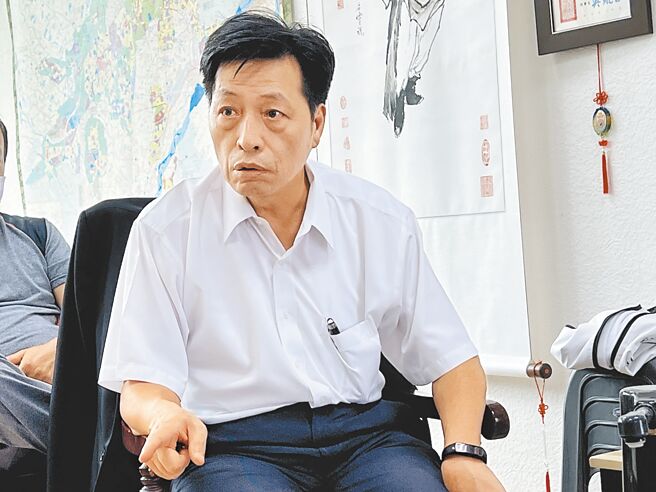 民进党前立委郑宝清登记参选桃园市长，强调「创新才是穷人家的核子弹」，要以台盐经验提升行政效率，回馈给桃园市民。（蔡依珍摄）