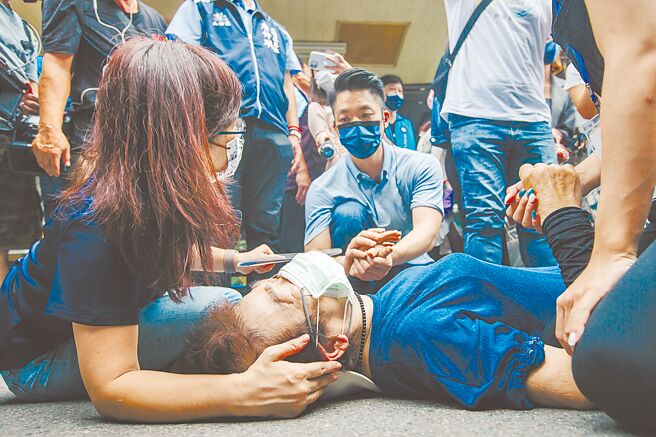 国民党台北市长候选人蒋万安日前在白兰市场扫街拜票，一名妇人因被人潮推挤倒地受伤，奖万安马上关心慰问，直到协助送医后，才开始扫街行程。（资料照／郭吉铨摄）