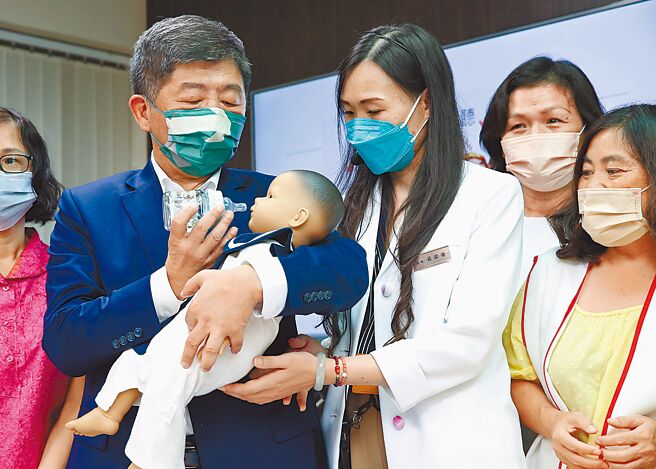 民进党台北市长参选人陈时中（中），7日参访月嫂训练班，现场学习喂奶的诀窍。（陈俊吉摄）