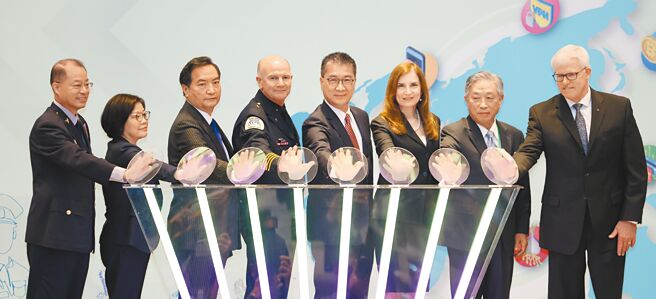 由内政部、外交部、大陆委员会共同主办的「2022国际警察合作论坛—后疫情时代打击跨境电信诈欺犯罪研讨会」7日盛大登场，警政署长黄明昭（左起）、大陆委员会副主任委员吴美红、行政院政务委员罗秉成、国际警察首长协会（IACP）会长Henninger、内政部长徐国勇、澳洲办事处代表露珍怡、外交部政务次长田中光、国际警察首长协会全球警政处长Vince Hawkes等一同出席开幕仪式。（杜宜谙摄）