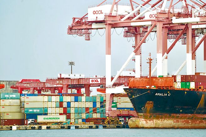 财政部7日公布8月出口金额403.4亿美元，虽缔造连26红，但年增仅2%，整体表现不如预期。图为停靠在高雄港区的货柜船。（中央社）
