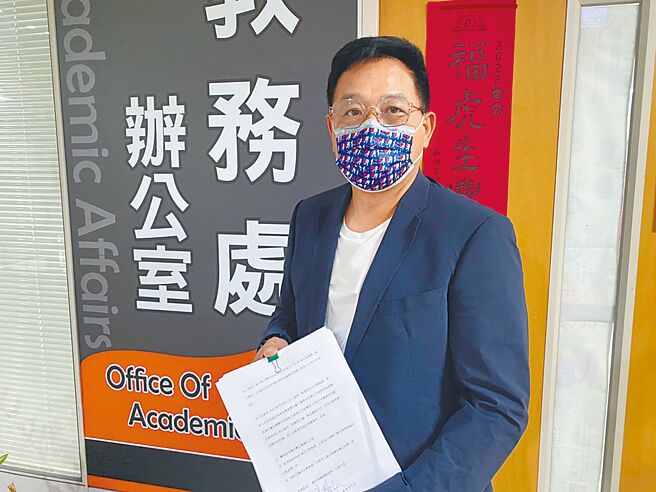 国民党新竹市长参选人林耕仁7日下午1时，亲自到中华大学教务处递交论文所有相关资料。（林耕仁提供／陈育贤新竹传真）