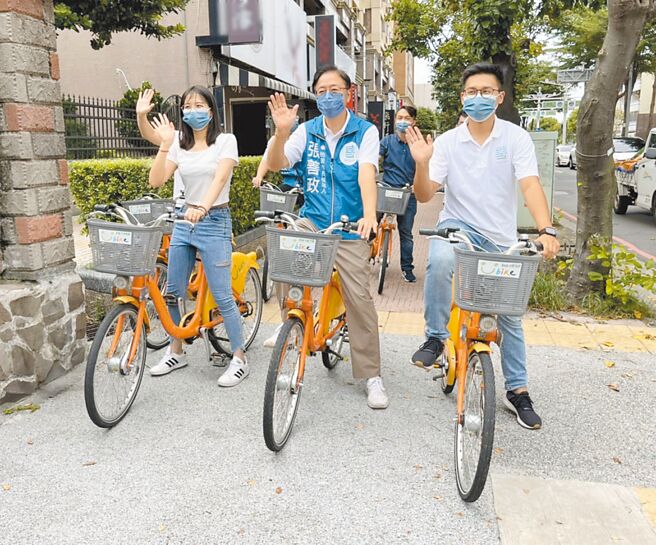 国民党桃园市长参选人张善政7日率领多位发言人，一同搭乘公车、转乘YouBike至竞选总部媒体中心，宣布「幸福里程30K」政见。（陈梦茹摄）