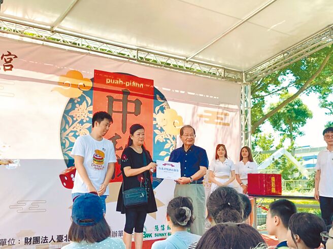 士林葫芦堵海光宫第八次举办中秋博饼大赛，现场相当热闹。（阳信银行提供）