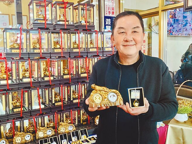 南投紫南宮主委莊秋安表示，廟方號召民眾響應9月9日到紫南宮捐熱血活動，現場將贈送琉璃水晶項鍊、精裝版招財錢母套幣。（紫南宮提供／吳建輝南投傳真）