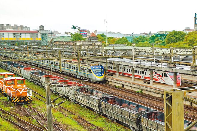 交通部铁道局7日在宜兰举办铁路高架环境影响说明书公开会议，铁路高架范围从四城站至冬山站，全长16.1公里，沿线宜兰、二结、中里、罗东站将改建为高架车站，并再增设宜兰新站。图为宜兰站。（李忠一摄）