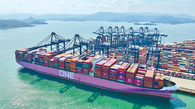 大陆海关总署统计，今年前8个月中国进出口总值27.3万亿元人民币，比去年同期增长10.1％。其中，出口15.48万亿元，增长14.2％；进口11.82万亿元，增长5.2％。图为深圳盐田港。（中新社）