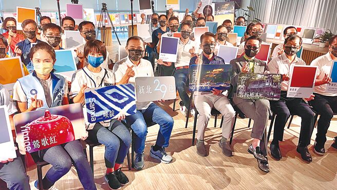 新北市29区代表色昨天发表，市长侯友宜亲自参加发表会，表示透过各区的专属顏色，找回各地歷史承载的记忆。（吕健豪摄）