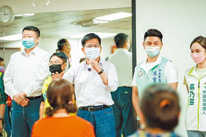 民进党新北市长参选人林佳龙承诺要加码重阳敬老礼金；新北市社会局回击，此举是「漫天开支票」，喊话不要为了选举，罔顾财政纪律，债留子孙。（林佳龙竞选办公室提供／蔡雯如新北传真）