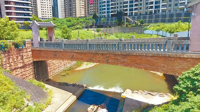 闹中取静的公司田溪景观桥。（新北市水利局提供／黄敬文新北传真）