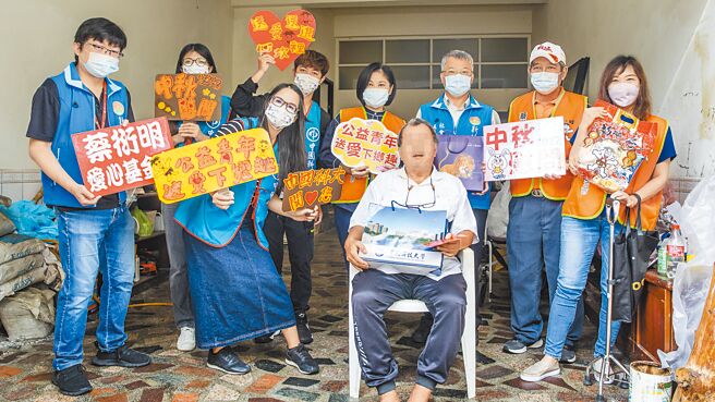 蔡衍明爱心基金会「公益青年．送爱下乡趣」秋节慰问活动，在新竹县新埔致赠5000元「旺福红包」和慰问礼品给何姓中低收入户。（罗浚滨摄）