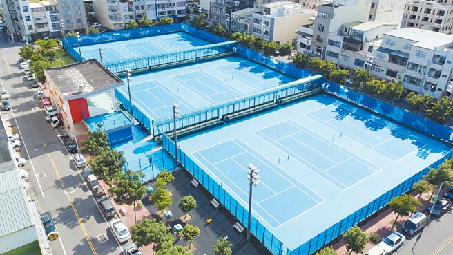 苗栗县政府今年1月斥资2200万元，全面翻新县立网球场，包括9面球场铺面重建，提供球友舒适运动环境。（苗栗县政府提供／李京升苗栗传真）