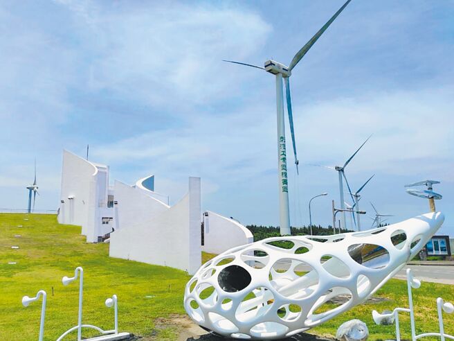 彰化县自然生态教育中心最近加入了一座白色海豚造型公共艺术装置《与风的对话》，日前完成验收，引人惊艳，可望再吸引一波打卡、拍照人潮。（彰化县政府提供／吴敏菁彰化传真）